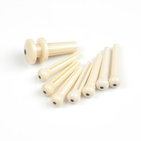 Kołki mostka kremowe z czarną kropką do gitary akustycznej + 1 zaczep paska D'Addario